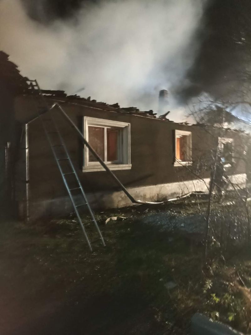 FOTO/VIDEO  - O familie cu 4 copii din Biniș a rămas în stradă, după ce casa în care locuiau s-a făcut scrum