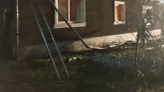 FOTO/VIDEO  - O familie cu 4 copii din Biniș a rămas în stradă, după ce casa în care locuiau s-a făcut scrum