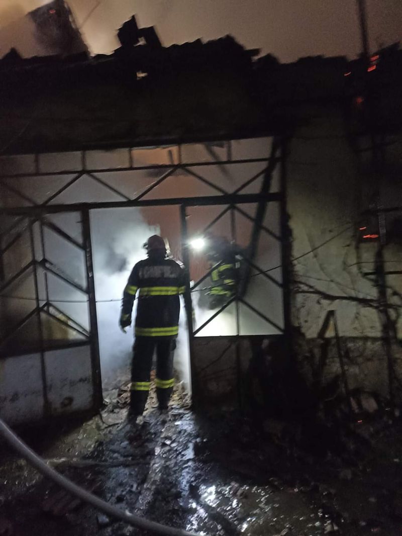 FOTO/VIDEO  - O familie cu 4 copii din Biniș a rămas în stradă, după ce casa în care locuiau s-a făcut scrum