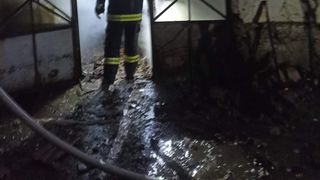 FOTO/VIDEO  - O familie cu 4 copii din Biniș a rămas în stradă, după ce casa în care locuiau s-a făcut scrum