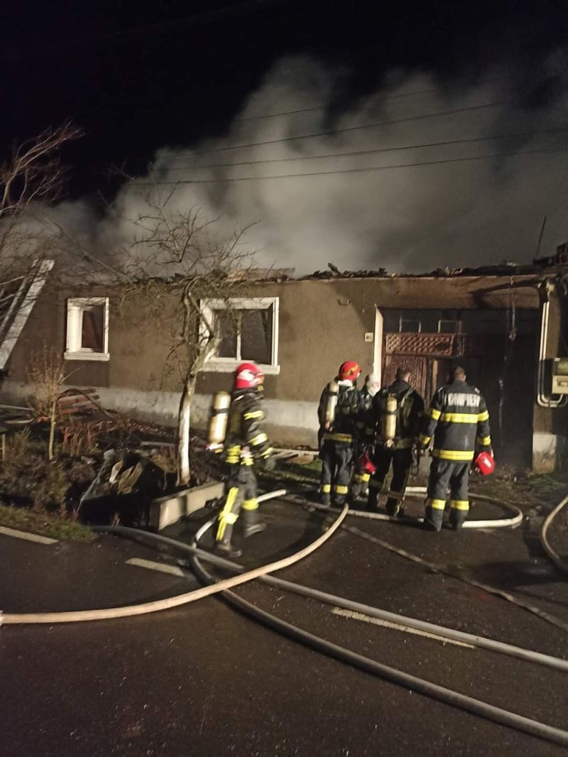 FOTO/VIDEO  - O familie cu 4 copii din Biniș a rămas în stradă, după ce casa în care locuiau s-a făcut scrum