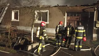 FOTO/VIDEO  - O familie cu 4 copii din Biniș a rămas în stradă, după ce casa în care locuiau s-a făcut scrum