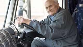 Povestea impresionantă a bărbatului care lucrează ca șofer de TIR la 90 de ani.  Se trezește la 4 dimineața și lucrează 12 ore pe zi