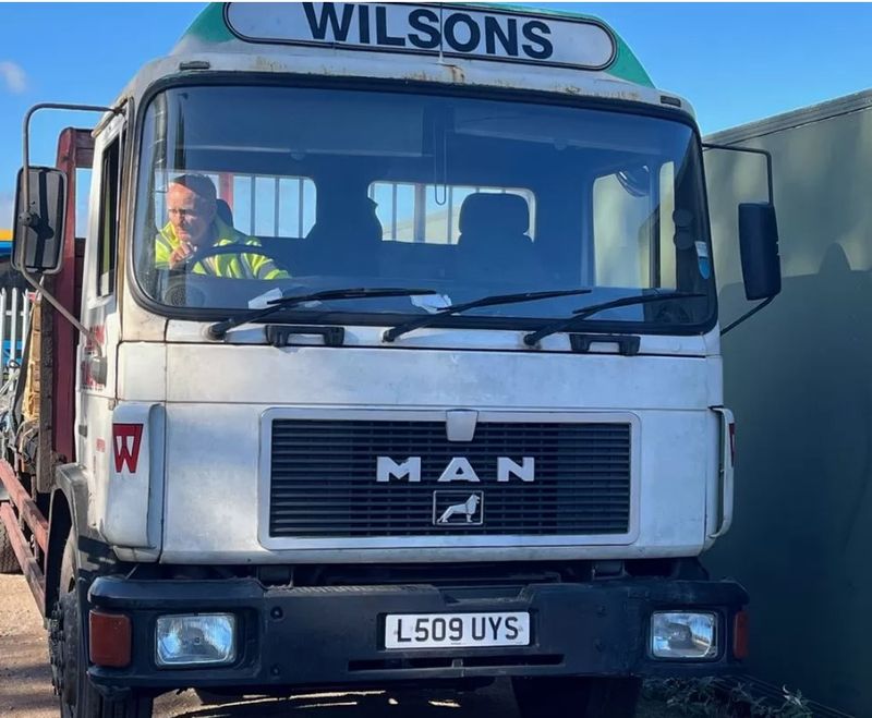 Povestea impresionantă a bărbatului care lucrează ca șofer de TIR la 90 de ani.  Se trezește la 4 dimineața și lucrează 12 ore pe zi