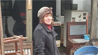 O italiancă mutată &icirc;n Buzău a rămas pe drumuri după ce i-a ars casa. Localnicii au sărit s-o ajute