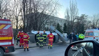 VIDEO - Două eleve de 15 ani, accidentate pe un trotuar din Capitală de un șofer drogat