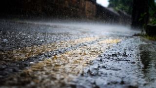 Vremea se înrăutățește: cod galben şi portocaliu de precipitaţii şi vânt puternic, până sâmbătă