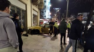 VIDEO - Polițist și un pieton, la un pas să fie spulberați de șoferul unui BMW