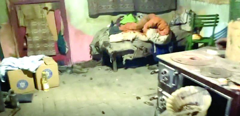 FOTO/VIDEO - „Se vede foamea pe fața ei” O bătrână de 86 din Vaslui își duce singură crucea, după ce semenii ei au condamnat-o la moarte