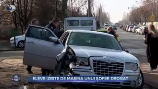 Eleve izbite de mașina unui șofer drogat