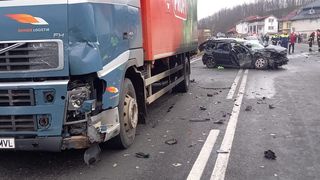Accident mortal cu trei autovehicule pe DN66. O femeie și-a pierdut viața, iar alte două persoane au fost rănite