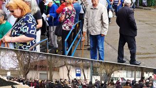 VIDEO - Sute de persoane cu handicap au așteptat la cozi uriașe pentru o pungă cu alimente în Galați