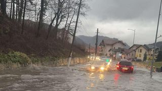 Inundații &icirc;n zona Călimănești: apa pe carosabil depăşeşte jumătate de metru pe DN 7