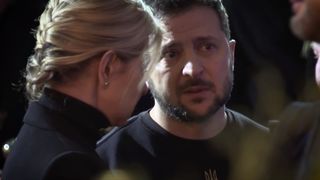 VIDEO | Zelenski, cu ochii în lacrimi la ceremonia funerară pentru oficialii morți în accidentul aviatic de lângă Kiev