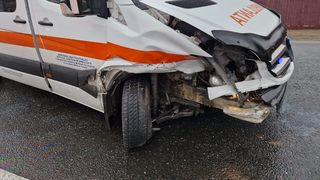 O ambulanță în care se afla o pacientă a fost izbită de un autoturism