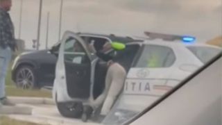 VIDEO | Un șofer și-a smuls actele din mașina Poliției
