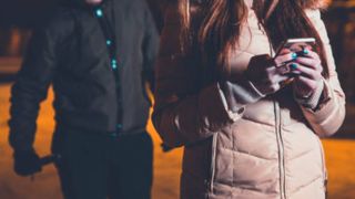 Caz șocant în Petroșani! O tânără a fost amenințată cu un cuțit, apoi violată în plină stradă de un bărbat de 40 de ani