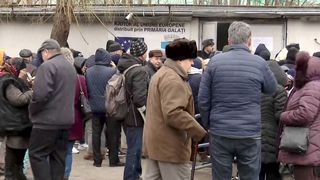 VIDEO- Sute de persoane cu handicap au stat în frig la Galați pentru a primi ajutoarele de la UE