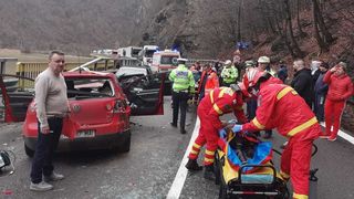 Accident pe DN 7, în județul Vâlcea: două autoturisme s-au ciocnit frontal