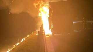 Incendiu pe autostrada A 10: un camion care transporta carton a luat foc