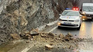 Căderi de păm&acirc;nt și arbuști de pe versant &icirc;n zona localității Călimănești. Traficul a fost oprit