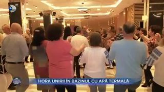 Hora Unirii &icirc;n bazinul cu apă termală