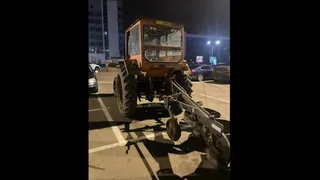 Distracție de zile mari: Doi tineri beți au venit cu tractorul cu plug la mall. Au mers la restaurant, apoi la păcănele