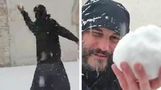 Mai mulți călugări au fost surprinși în timp ce se  jucau cu bulgări în fața Bazilicii Sfântul Francisc din Assisi, Italia