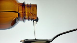 VIDEO- Sute de copii au  murit după ce au consumat sirop de tuse contaminat. Avertizarea OMS