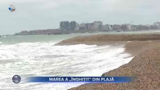 Marea a „înghițit” din plajă