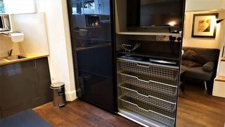 O căsuță londoneză șochează internetul. C&acirc;t costă chiria &icirc;n apartamentul cu pat suspendat deasupra canapelei