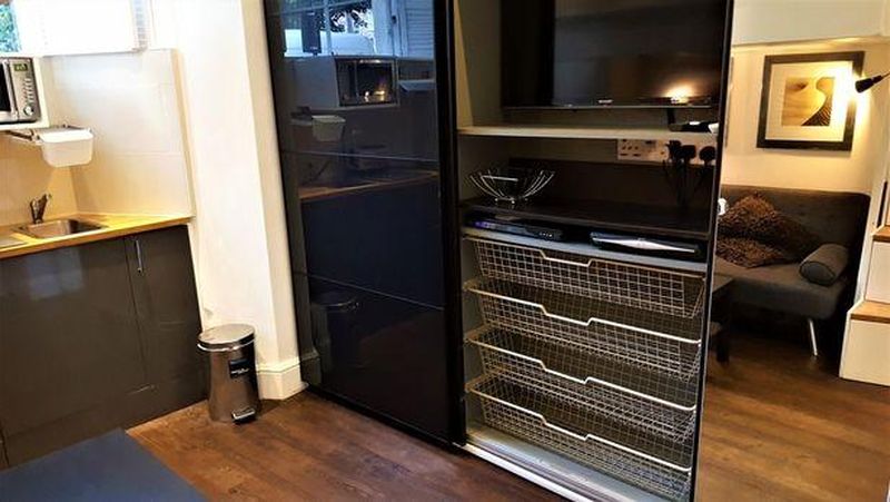 O căsuță londoneză șochează internetul. Cât costă chiria în apartamentul cu pat suspendat deasupra canapelei