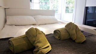 O căsuță londoneză șochează internetul. C&acirc;t costă chiria &icirc;n apartamentul cu pat suspendat deasupra canapelei