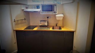 O căsuță londoneză șochează internetul. C&acirc;t costă chiria &icirc;n apartamentul cu pat suspendat deasupra canapelei