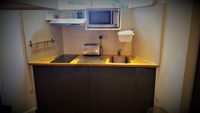 O căsuță londoneză șochează internetul. Cât costă chiria în apartamentul cu pat suspendat deasupra canapelei