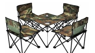 Iată ce să iei cu tine când pleci într-o excursie pe 4 roți – masa de camping reprezintă un obiect esențial!