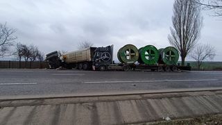 Accident pe DN 2: un autoturism a intrat în coliziune cu un camion