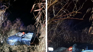 O femeie a rămas blocată în mașină, după ce a ajuns cu autoturismul în șanț