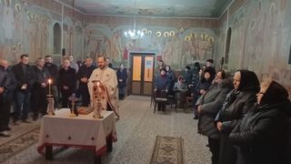 „Cine îi dă voie preotului să dărâme biserica?! E nebun" Scandal la demolarea unui lăcaș de cult