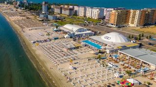 O ofertă pentru sezonul estival 2023 a stârnit un val de reacții pe internet: „Mamaia sau Miami?”
