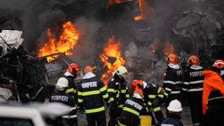 UPDATE: Incendiu la un depozit din oraşul Voluntari. Patru persoane primesc îngrijiri medicale