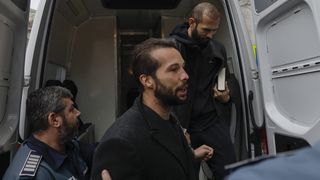 Noi detalii din ancheta fraților Tate: fetele ar fi fost obligate să lucreze 12 ore la videochat, cu o pauză de 5 minute