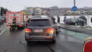 Doi copii au ajuns la spital, în urma unui impact violent dintre două mașini într-o parcare