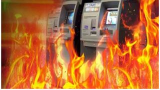 Un bancomat a ars cu toți banii în el, la Mediaș. Hoții nu au reușit să dea lovitura și au fugit