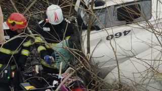 Un șofer s-a răsturnat cu camionul în albia unui pârâu din Suceava