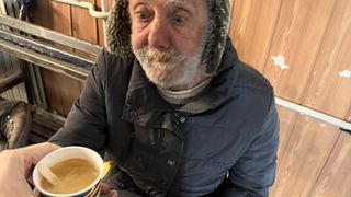 „Aveți ceva de muncă? Mi-e foame!” Strigătul disperat al unui bătrân care a muncit toată viața, însă acum zace lihnit într-o gară