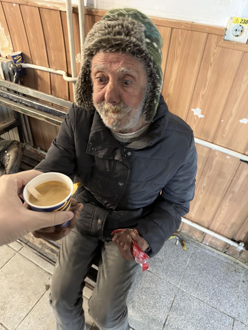 „Aveți ceva de muncă? Mi-e foame!” Strigătul disperat al unui bătrân care a muncit toată viața, însă acum zace lihnit într-o gară