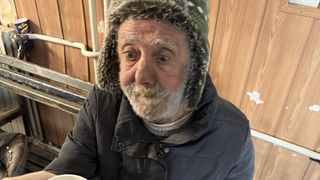 „Aveți ceva de muncă? Mi-e foame!” Strigătul disperat al unui bătrân care a muncit toată viața, însă acum zace lihnit într-o gară