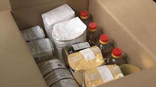 VIDEO-Cozi la alimentele de la stat la Timișoara: oamenii au stat cu orele în frig să primească o cutie cu alimente