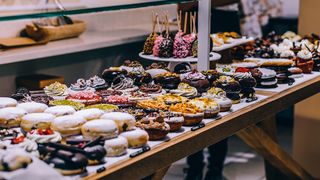 Prețurile la prăjituri au explodat. Cât a ajuns să coste o pavlova sau o felie de tort